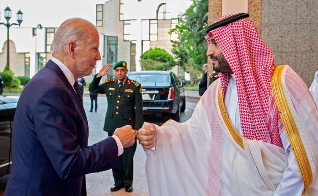 Biden se planta frente a Arabia Saudí por recortar la producción de petróleo