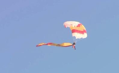 Pequeño percance del paracaidista con la bandera de España en el desfile del 12 de octubre