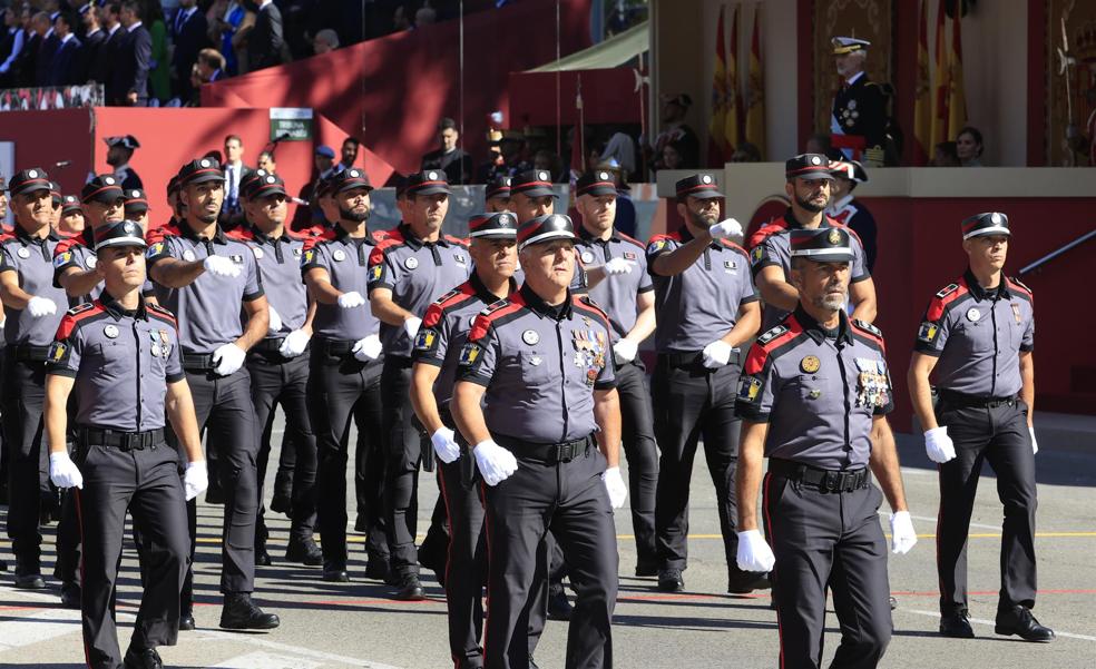 Policía Canaria y representantes del PEVOLCA desfilan en Madrid por el Día de la Fiesta Nacional