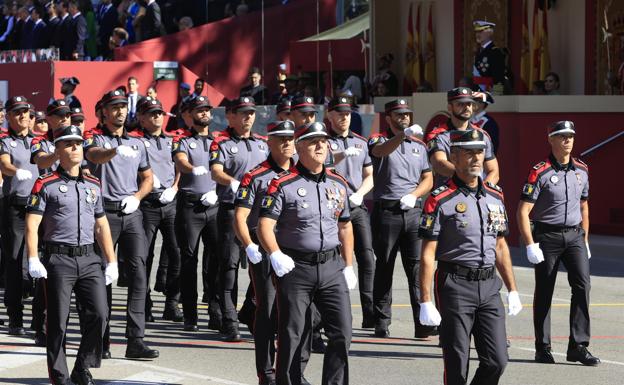 Policía Canaria y representantes del PEVOLCA desfilan en Madrid por el Día de la Fiesta Nacional