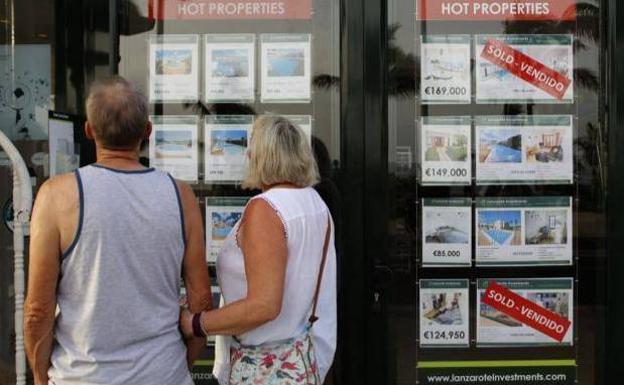 Los extranjeros se hacen con la mitad de las viviendas vendidas en Canarias en este año