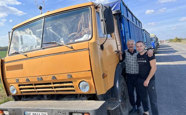 Mikhail y Andrii posan junto a su Kamaz de fabricación rusa, un 'tanque' que nunca les ha fallado en las carreteras de media Europa. /Mikel ayestaran