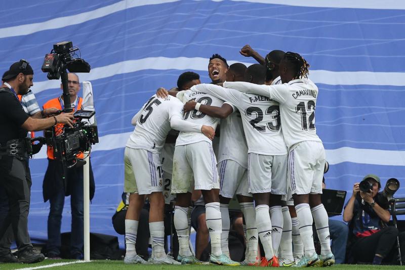 Los jugadores del Real Madrid celebran el gol de Rodrygo.
