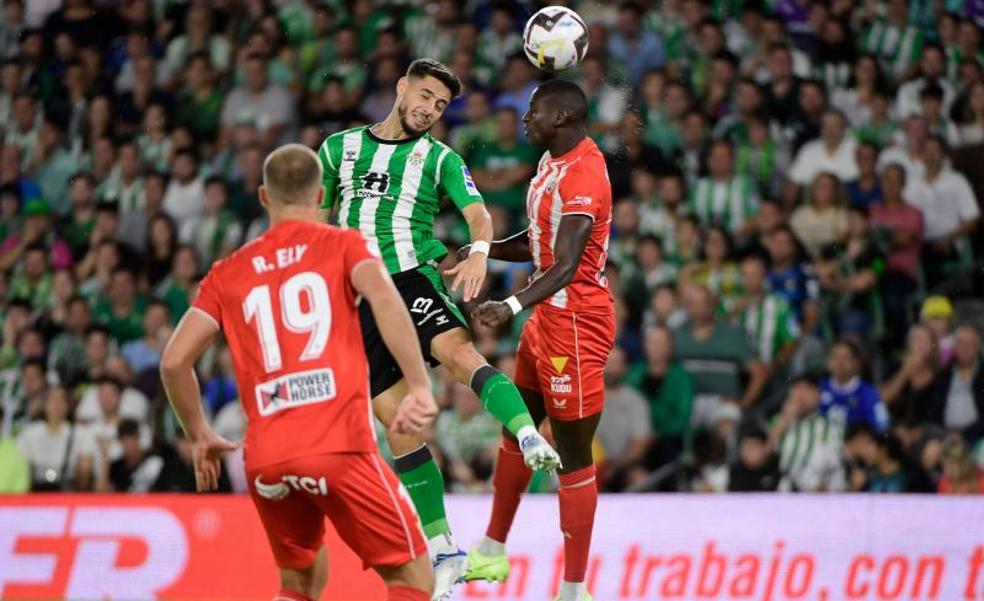 El Betis supera al Almería y regresa a puestos Champions
