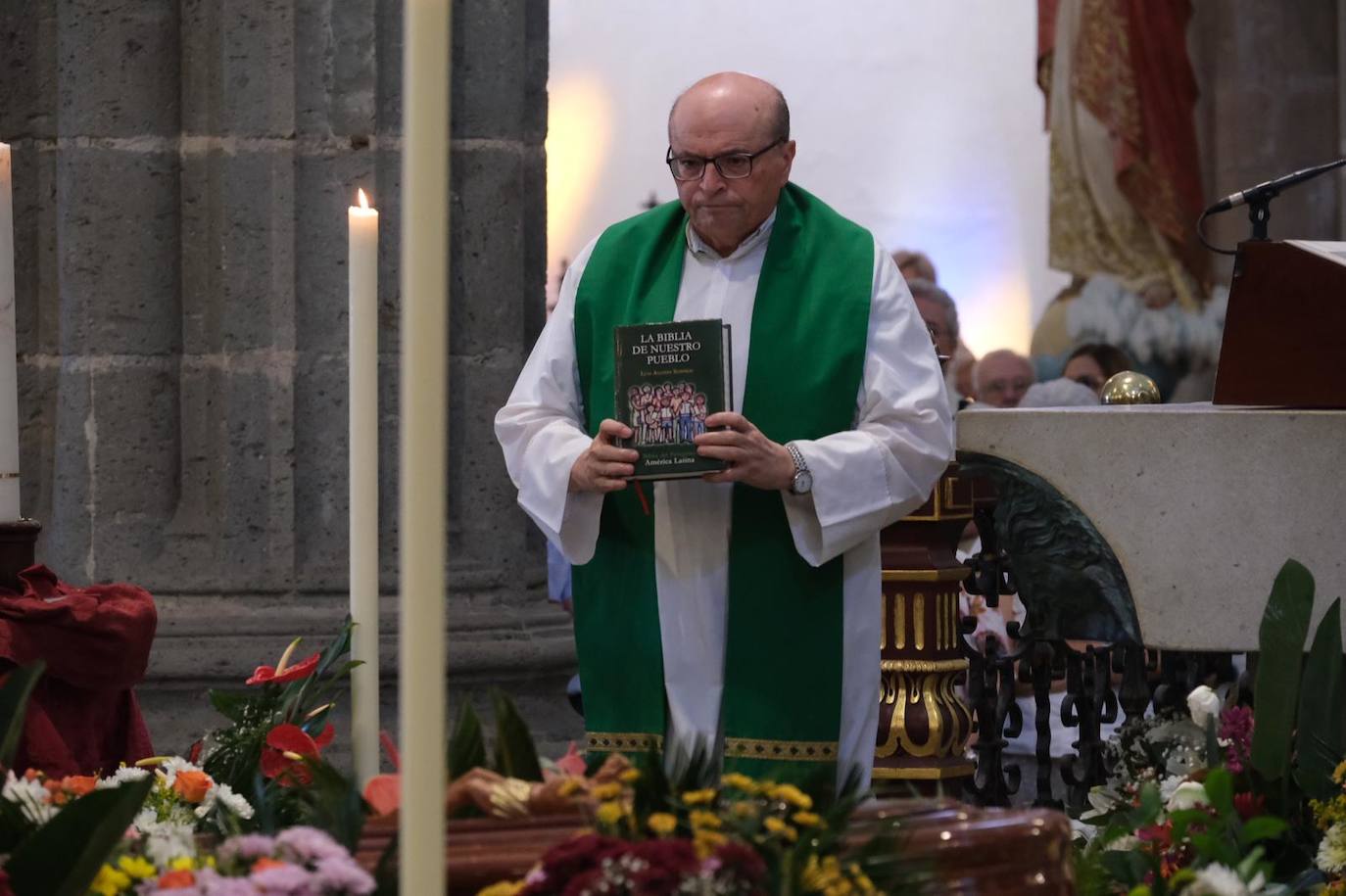 Emotivo funeral del padre Fuertes