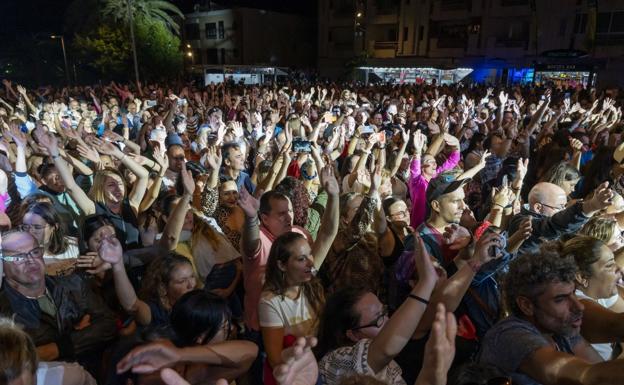 Brazos al cielo en Morro Jable para disfrutar de Camela en vivo