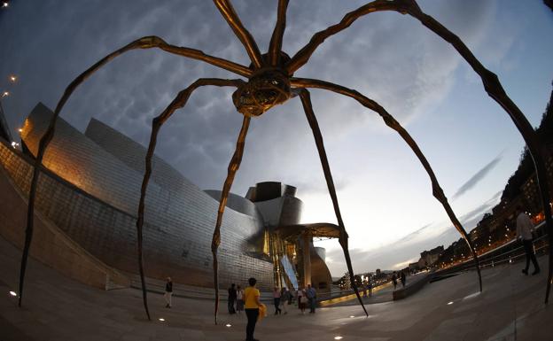El Guggenheim luce su músculo de genio y titanio