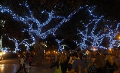 La capital apagará las luces de Navidad a medianoche y alquilará ledes para Triana