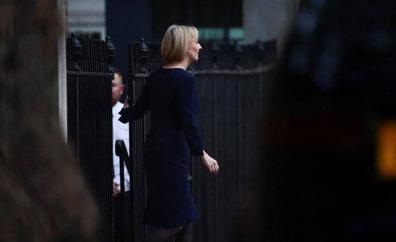 Liz Truss resiste mientras los conservadores buscan su reemplazo en Downing Street