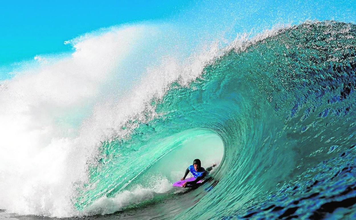 La ola de El Quemao atrae un año más a los mejores surfistas del mundo