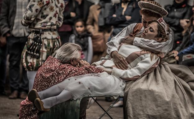 'Romeo y Julieta' visitan el casco histórico de Guía