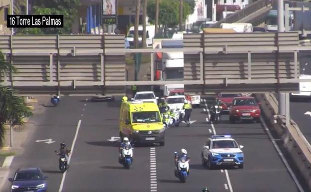 Escoltan a una ambulancia con una niña en parada cardiorespiratoria