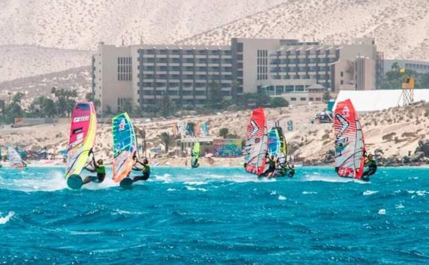 Fallece ahogado un windsurfista en una playa de Pájara