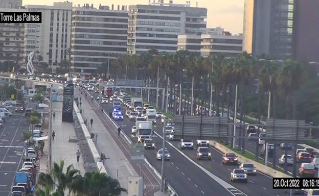 Un vehículo averiado causa retenciones en la Avenida Marítima, sentido norte