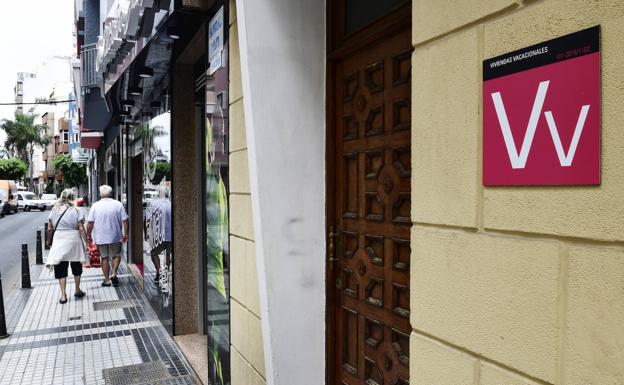 Los ayuntamientos canarios avanzan en el control de los pisos turísticos y soliviantan al sector