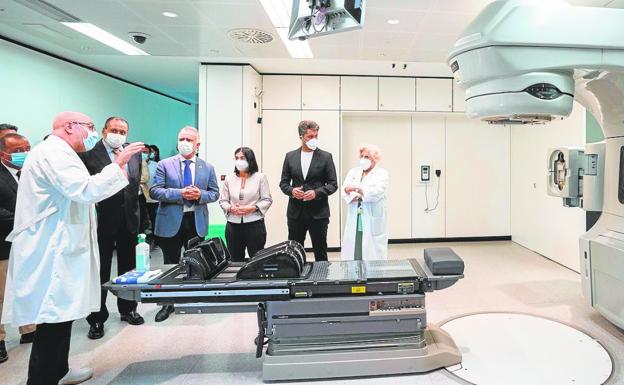 Darias llama a la doble vacunación ante el previsible impacto de la gripe