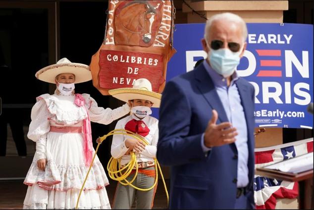 Artistas mariachis escuchan a Joe Biden durante la campaña electoral de 2020 en Las Vegas. El voto latino en 2020 otorgó la presidencia al demócrata. Representa el 19% del electorado, por lo que puede marcar la diferencia en el equilibrio de poder en el Senado y la Cámara de Representantes en las cruciales elecciones del 8 de noviembre.