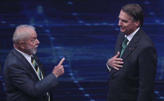 Lula y Bolsonaro durante un debate televisivo en el que abundaron la desinformación, las mentiras y los insultos de todo calibre.