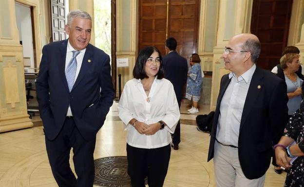 Darias: «Los expertos son quienes determinan cómo se responde ante la covid»