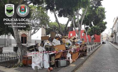 Denuncian al responsable de arrojar trastos en una acera de la Plaza de Santo Domingo