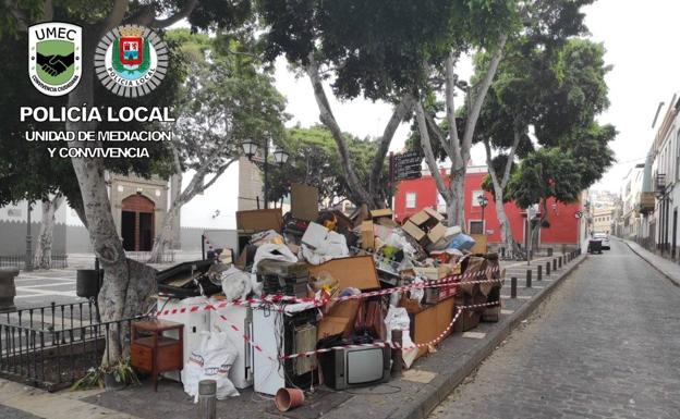 Denuncian al responsable de arrojar trastos en una acera de la Plaza de Santo Domingo