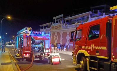 Un incendio en un complejo turístico de Adeje obliga a evacuar 18 apartamentos