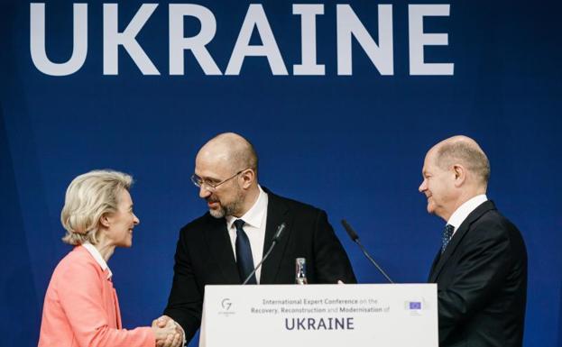 La presidenta de la Comisión Europea, Ursula von der Leyen, el primer ministro ucraniano, Denis Schmihal, y el canciller federal, Olaf Scholz, se saludan durante la conferencia para la reconstrucción de Ucrania, en Berlín. /EFE