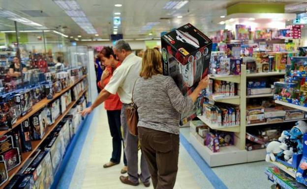 Los españoles reducirán en un 14% su presupuesto para regalos esta Navidad