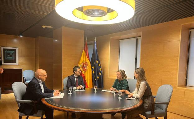 Montero se abre a pactar con CC la gratuidad de las guaguas y una reducción fiscal para La Palma