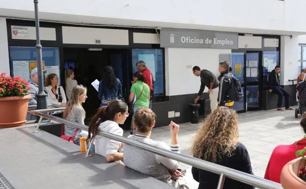 El paro cae en 800 personas en el último trimestre en Canarias