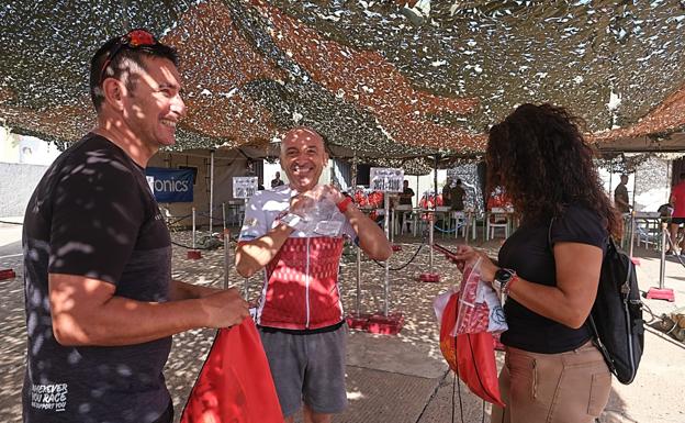 Los 'fudeneros' locales recogen los dorsales