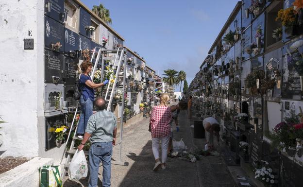 Los cementerios viven los días de mayor afluencia con la celebración de Todos los Santos