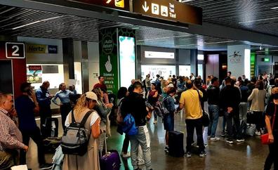 Canarias se llena de turistas en un puente que se convierte en «buen arranque» de la temporada alta