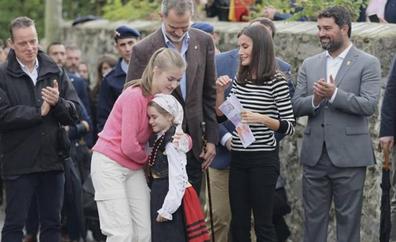 Los Reyes y la princesa Leonor entregan a Cadavéu el Premio al Pueblo Ejemplar sin la infanta Sofía