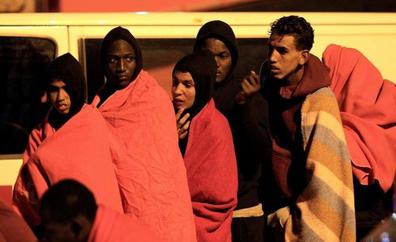Rescatados 31 inmigrantes en una neumática en aguas de Lanzarote