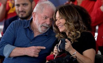 El «amuleto» de Lula que quiere cambiar el papel de la primera dama