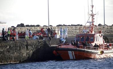 Rescatadas 52 personas en una embarcación al noreste de Lanzarote