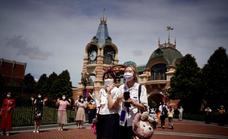 China cierra Disneyland Shanghái y confina a miles de visitantes por casos de covid