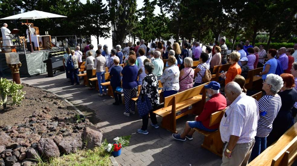 Múltiples visitas al cementerio de San Lázaro por el Día de Todos los Santos
