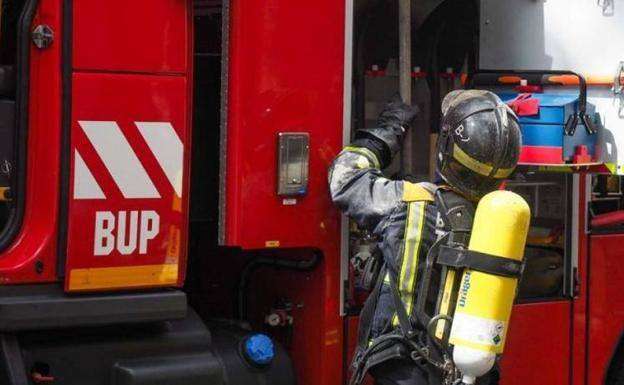Evacúan a una mujer que sufre una caída mientras se incendiaba su casa