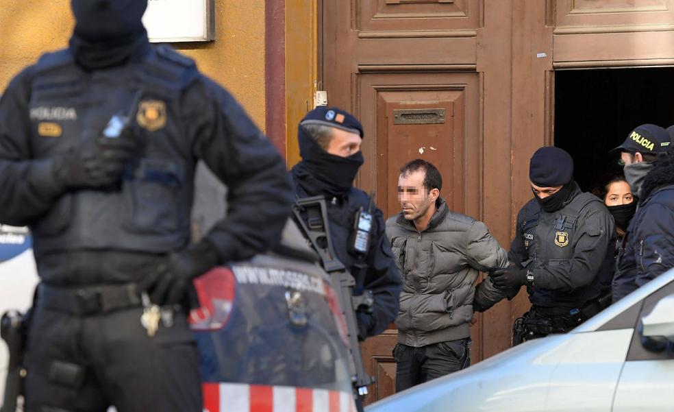 La Fiscalía pide 14 años a una célula argelina que buscó la bomba «madre de Satán»