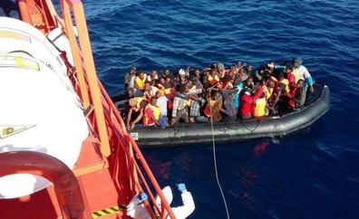 Rescatan una neumática con 51 migrantes a bordo cerca de Fuerteventura
