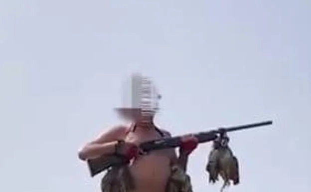 Un cazador canario se graba con una perdiz atada a sus genitales