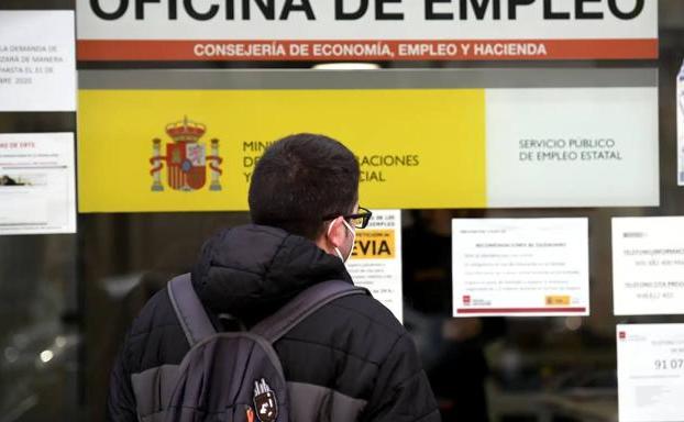 El paro baja en 757 personas en octubre en Canarias