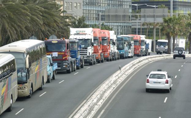 Los transportistas canarios se sienten «con ganas de huelga» y seguirán la convocatoria nacional