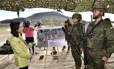 Robles visita las unidades del Ejército de Tierra y de la Armada en Gran Canaria