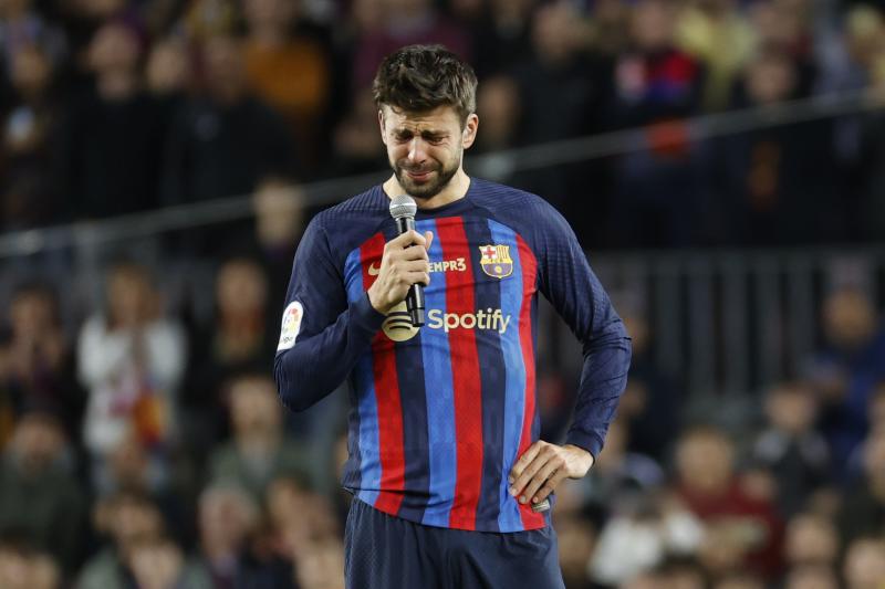 Piqué, micrófono en mano, se despide del Camp Nou roto de dolor.