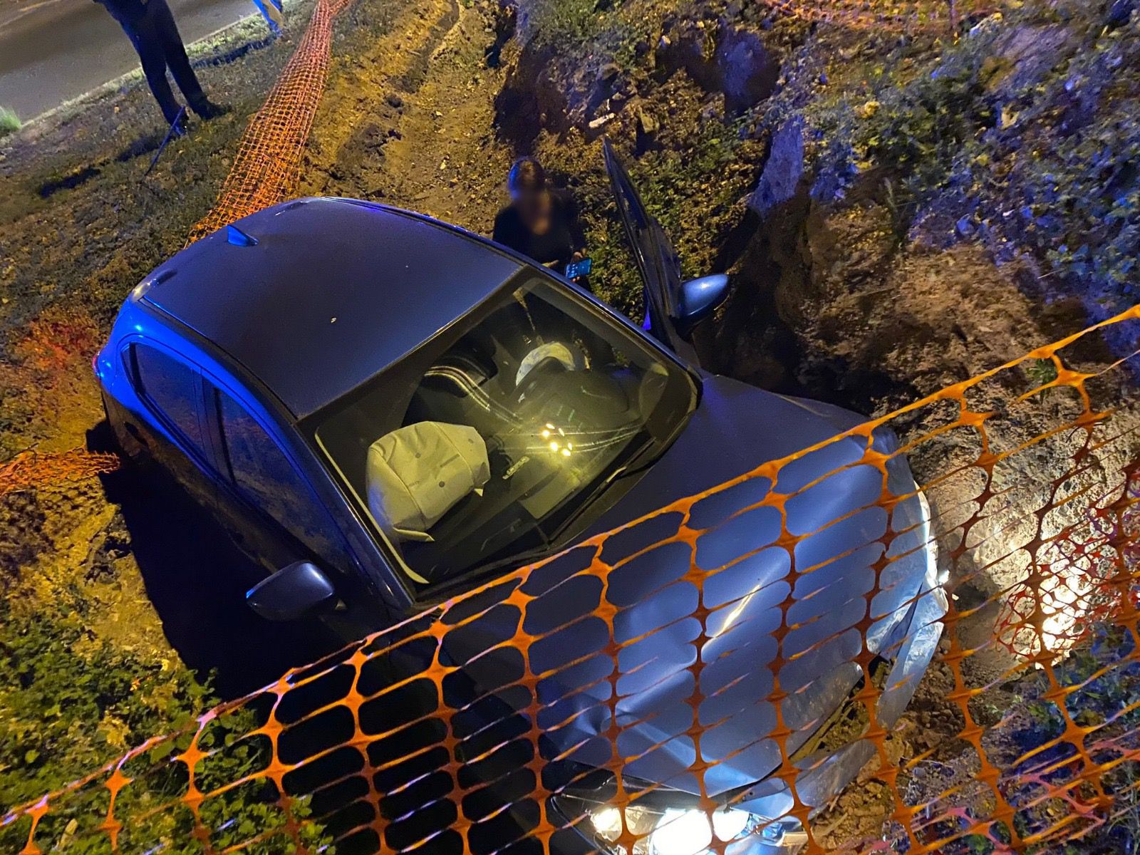 Una conductora ebria acaba dentro de la rotonda de Hoya de la Plata