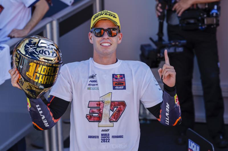 Augusto Fernandez celebra su título de Moto2 con la camiseta conmemorativa puesta./EFE