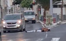 Dos jóvenes en estado de embriaguez se tumban y cortan el tráfico en Arrecife